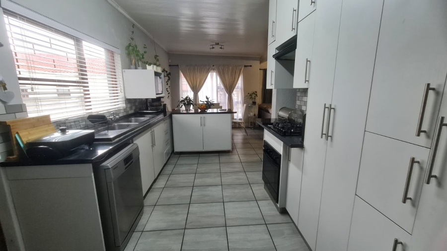 To Let 3 Bedroom Property for Rent in St Dumas Western Cape